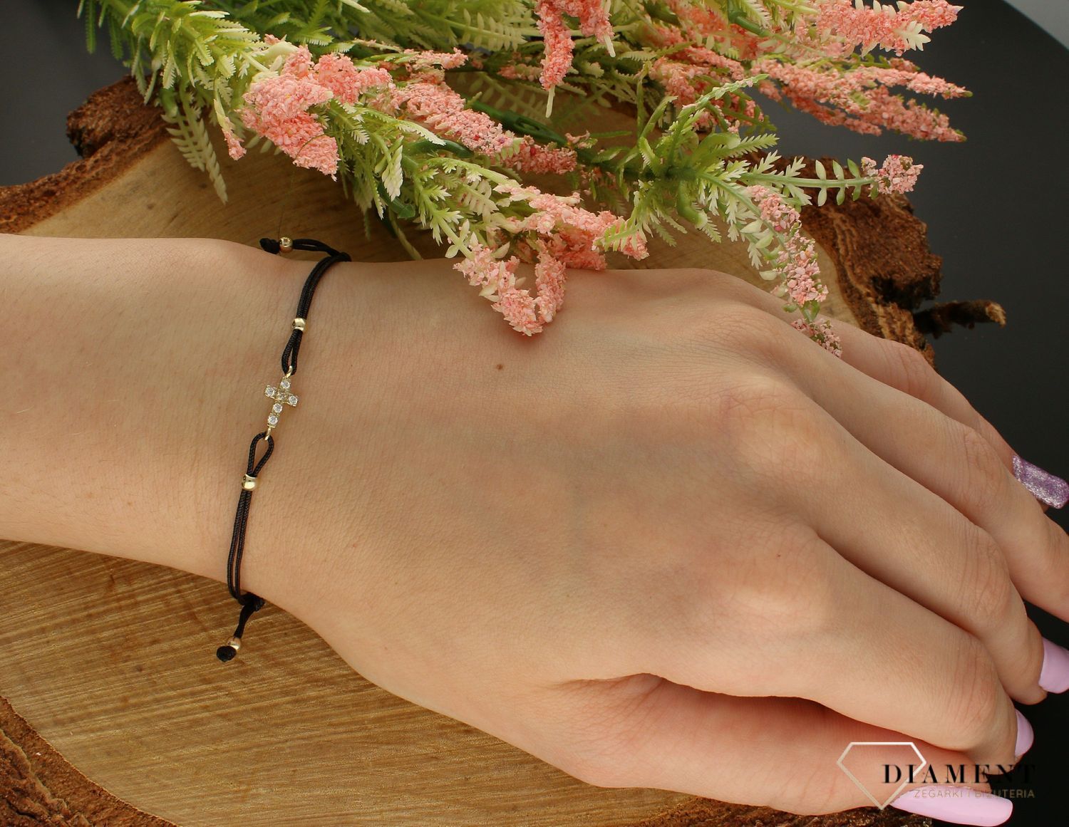 Bransoletka na czarnym sznurku 333 krzyżyk BR 4519A 333. Złota bransoletka wykonana z czarnego rzemyka oraz złota próby 333. Wyjątkowy element ozdobny w kształcie krzyżyka urzeka delikatną oraz orygi.jpg